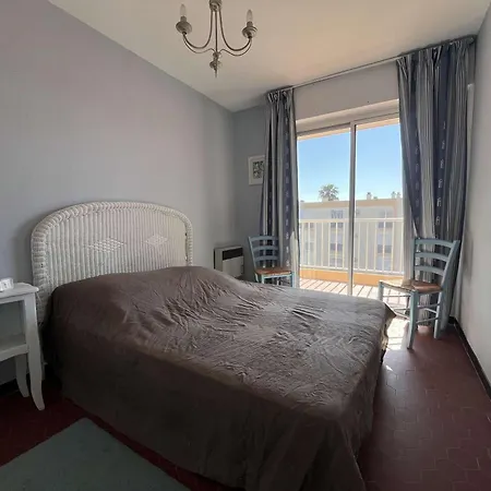Апартаменты T2 Climatise Avec Terrasse Et Parking Au Lavandou